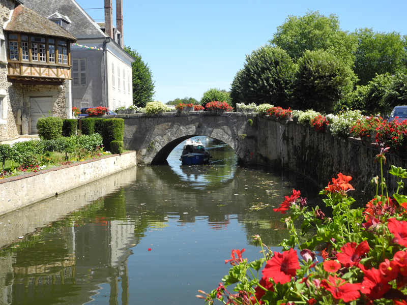 Campsite Eure et Loir France Centre : Parcourez Bonneval appelée aussi la Petite Venise de Beauce