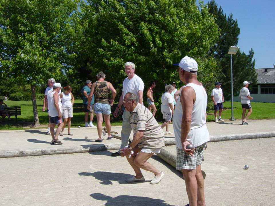 Camping Eure et Loir : Détente et convivialité sur l'aire de pétanque du camping