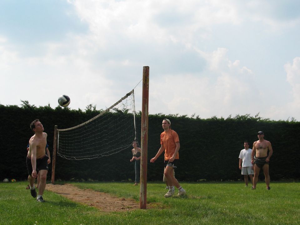 Campingplatz Frankreich Centre : S'amuser en groupe au cours d'une partie de volley