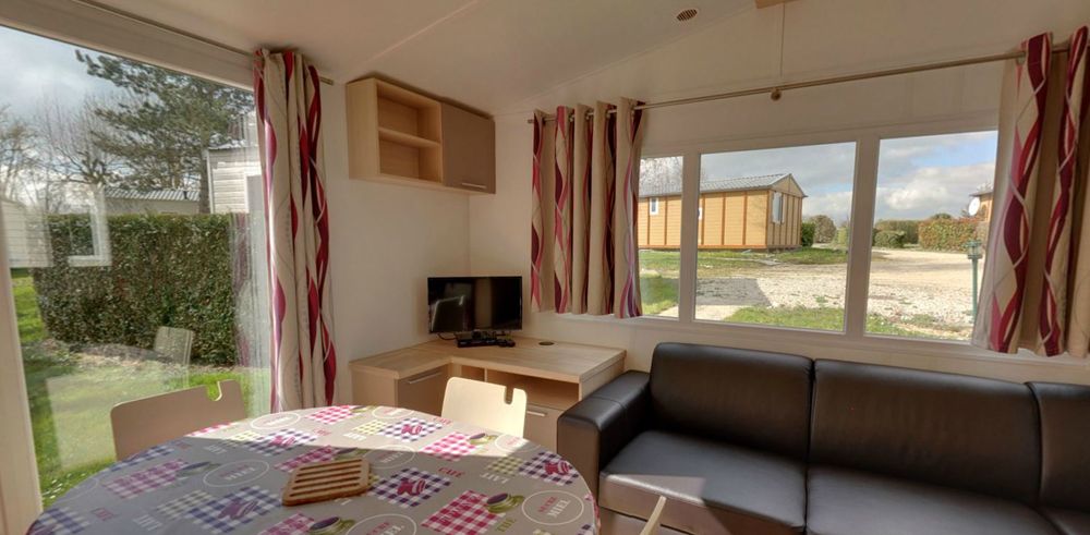 Camping Eure et Loir : Salon coin repas avec cuisine équipée