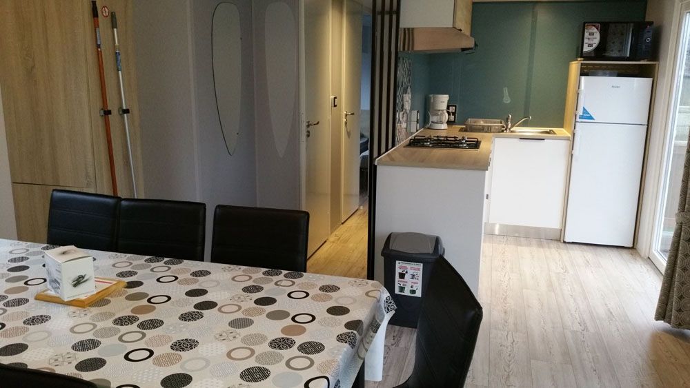 ᐃ LES ILOTS DE SAINT VAL ***, Cuisine Campsite Eure et Loir France Centre : La cuisine est équipée pour 8 personnes
