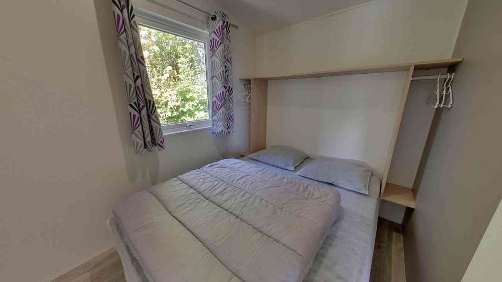 Camping Eure et Loir : Une chambre avec un lit double
